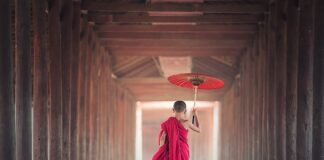 Jakie płytki na wąski korytarz?